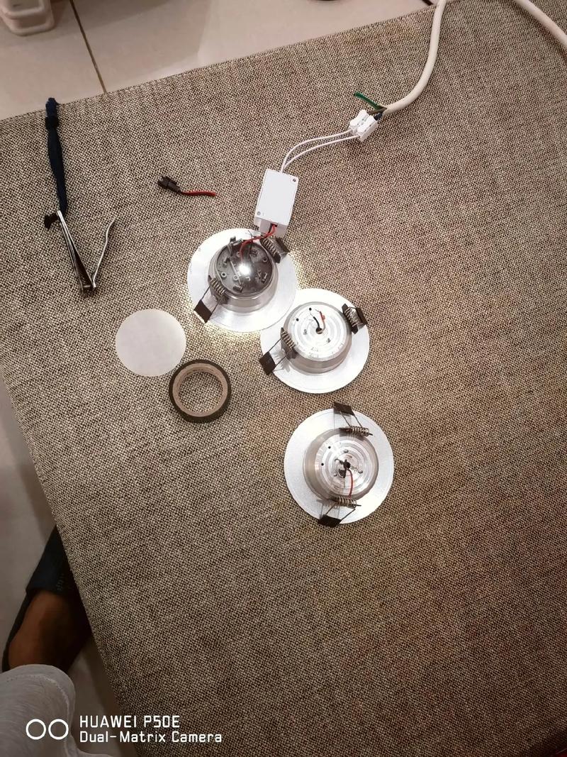 家用LED灯具维修常用工具摆放图