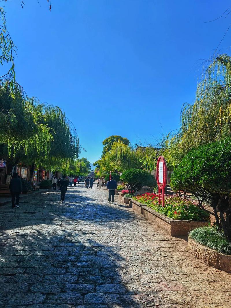丽江古城清晨石板路