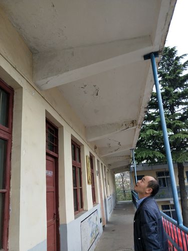 乡村小学校长蹲走廊修坏椅子实景