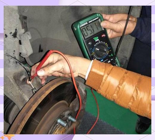 汽修师傅用塞尺测量ABS轮速传感器间隙作业图