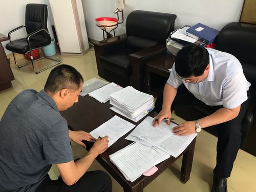 律师为当事人梳理征拆补偿核算材料现场
