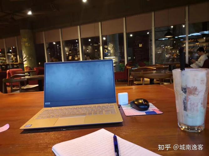南京巷口咖啡店聊深度学习笔记本实拍