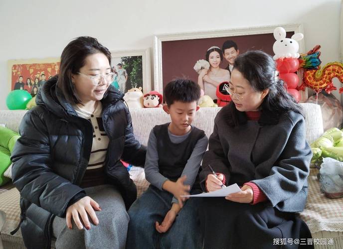 小学门口家长接孩子聊家校沟通场景