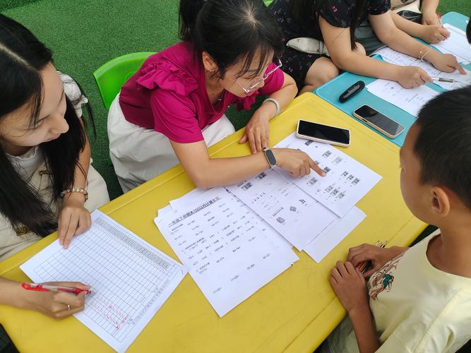 学生进行留学专业兴趣测评的纸笔测试场景