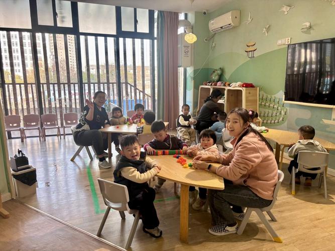 托育教室内幼儿和老师一起玩积木实景
