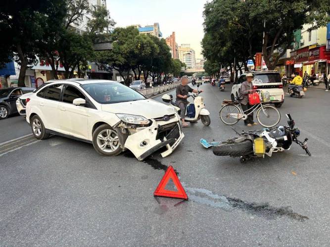 非机动车道电动车闯红灯避险碰撞路边车辆现场图