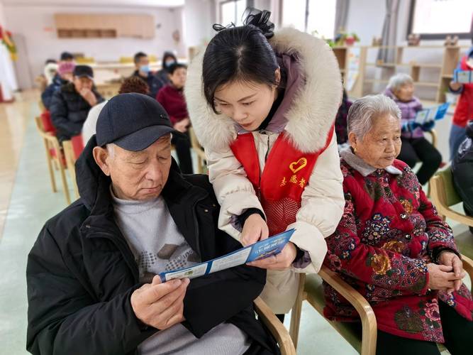 社区普法摊位老人给中年妇女讲文书