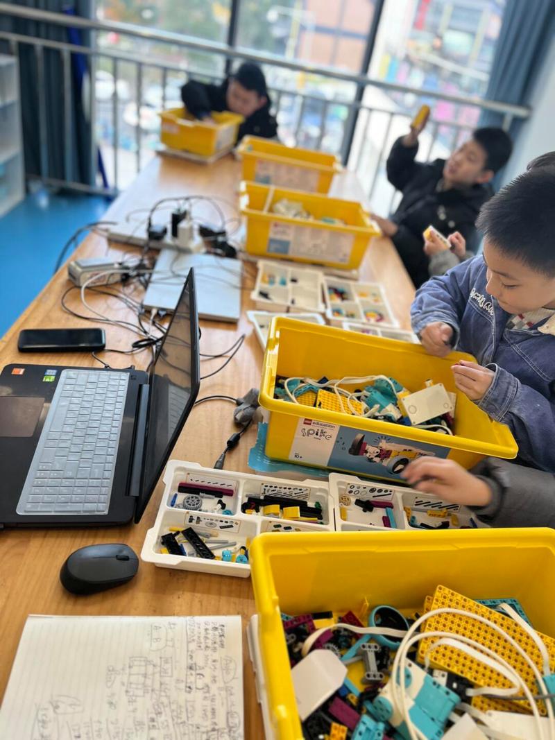 小学课堂积木编程教学场景