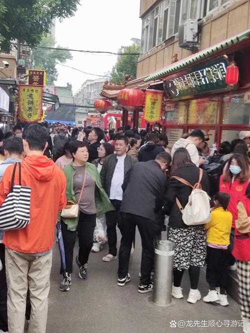 炸臭干摊子前排队的人群