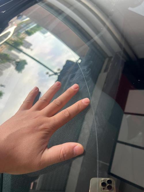 汽车雨刮臂正常偏斜水痕对比图