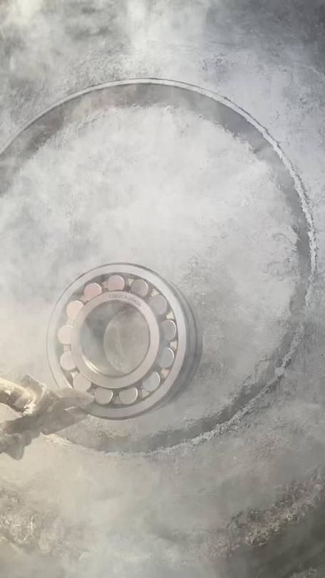 液氮冷装轴承操作现场