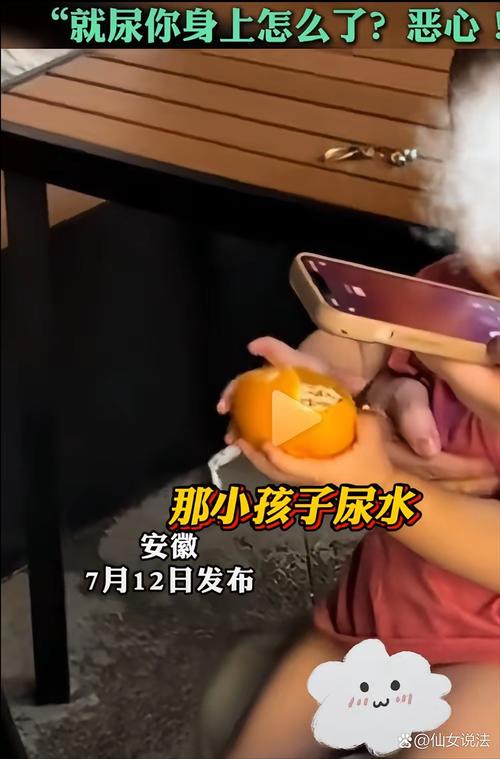 母婴科普把尿强迫错误抱姿实拍图