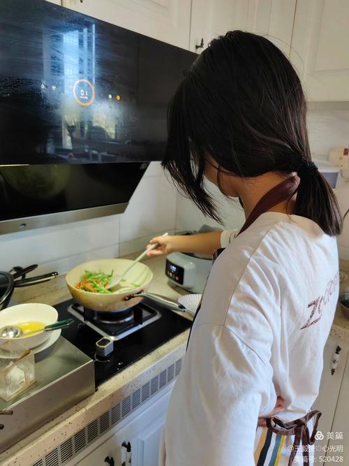 独生子女青少年自己做饭厨房场景图