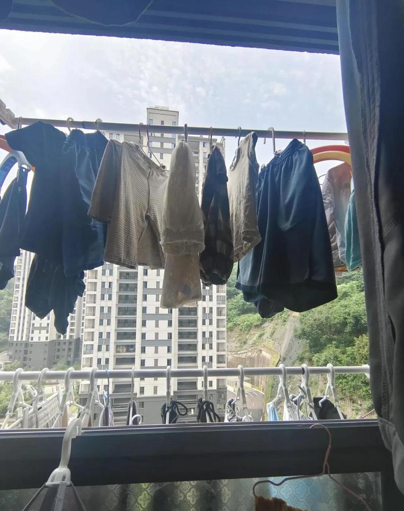 南京梅雨季挂满湿衣服的封闭阳台