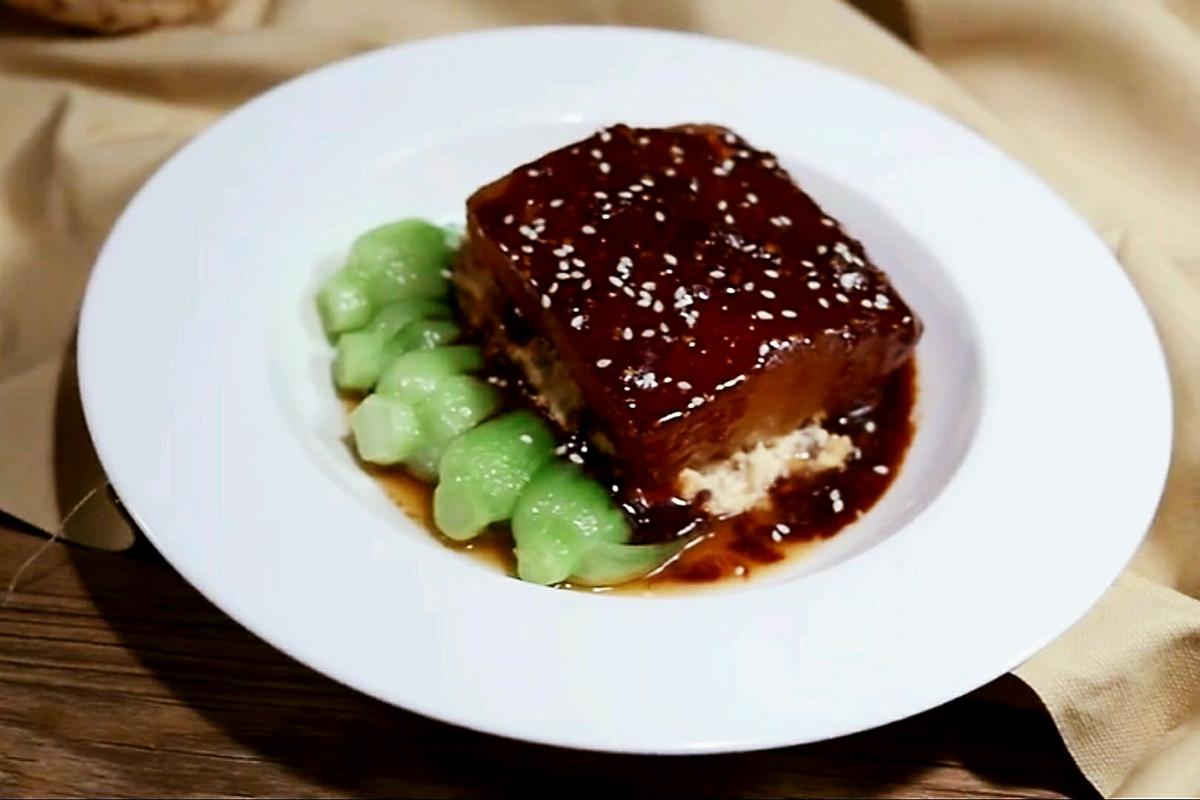 素食冬瓜仿东坡肉特写深色瓷盘