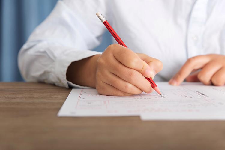 学生考试前攥皱答题卡手部特写