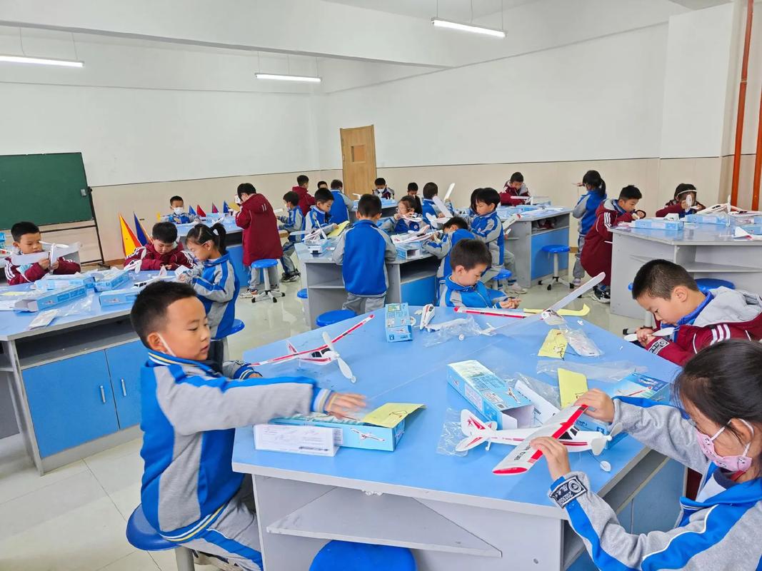 学校课后服务航模课堂场景