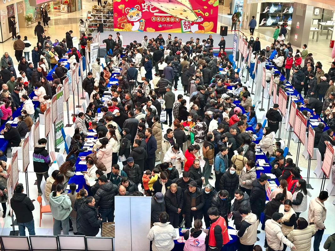 2025年春季招聘会现场排队对比照片 AI公司与传统制造展位反差