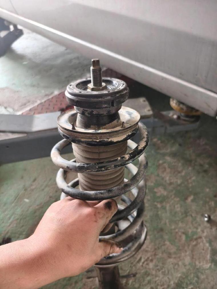 汽车减震器塔顶拆解后磨损变形的平面轴承