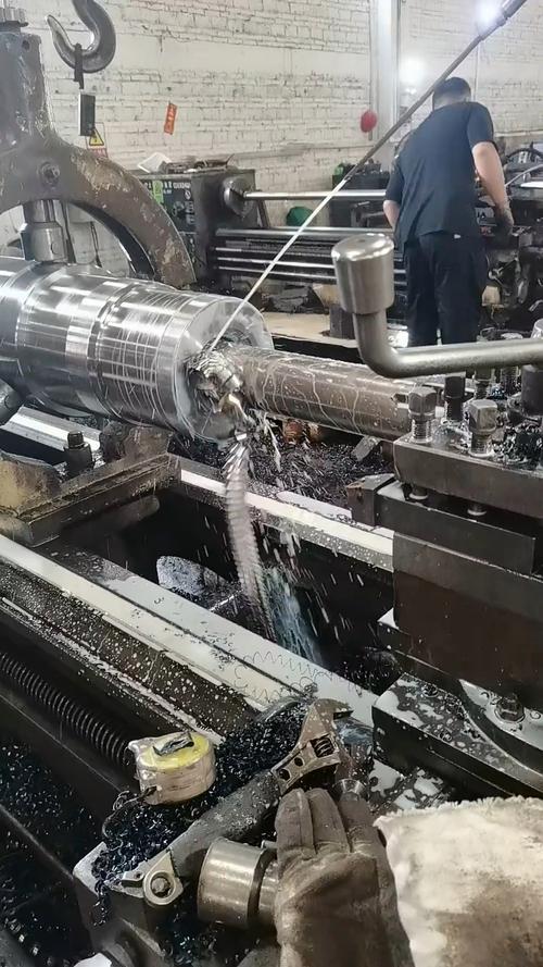 精密五轴数控工具磨床生产钻头实拍场景
