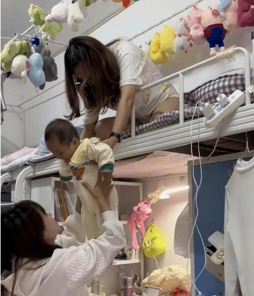 制造业厂区职工宿舍楼下宝妈带娃交流场景