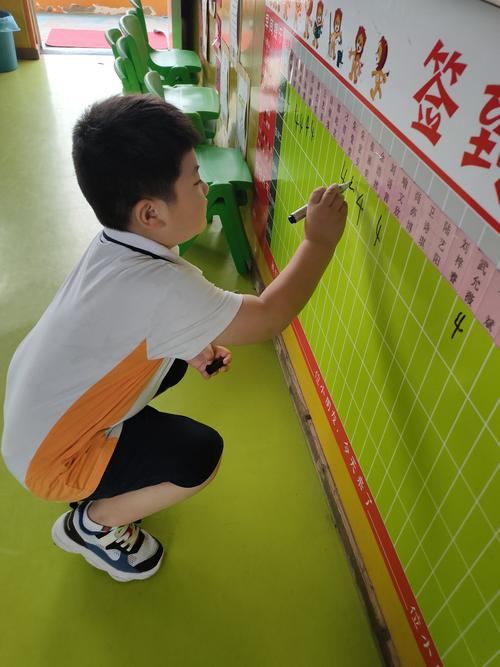 小学生轮值管理校园公共财物打卡墙