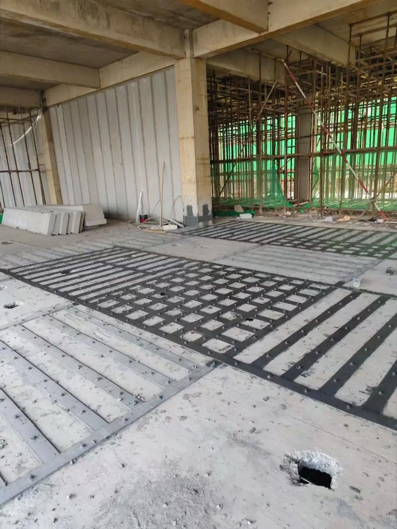 地弹簧地面预埋加固施工照片 混凝土墩子
