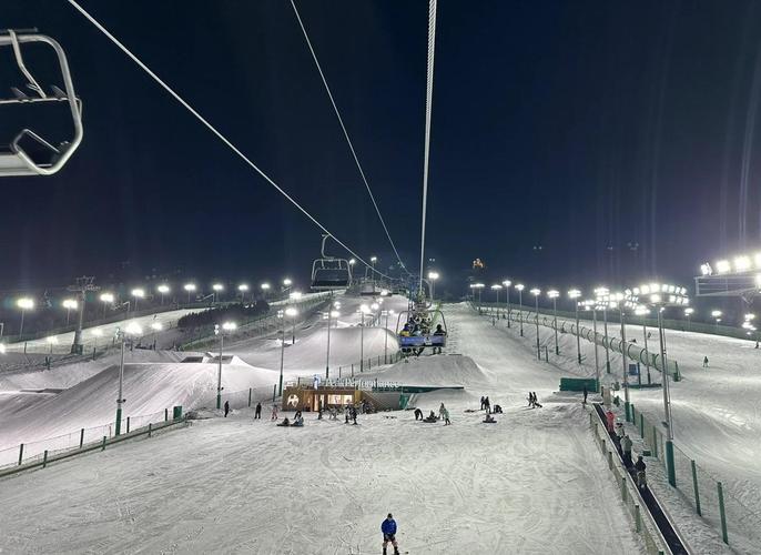 北京南山滑雪场夜场初学者练习道
