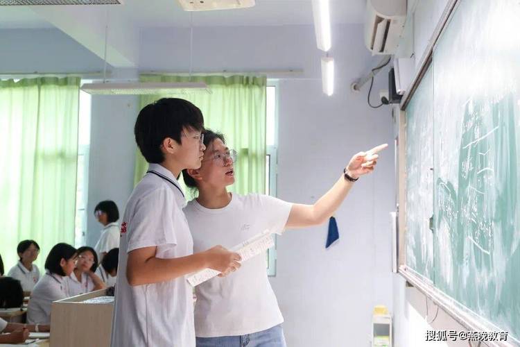 教师在走廊与学生谈心的温暖场景