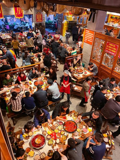 成都大龙燚火锅店门口排队的人群和红灯笼