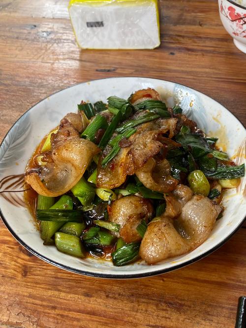刚出锅的灯盏窝回锅肉特写 配甑子饭
