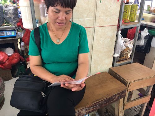 法院门口攥着传票的中年水果店老板娘