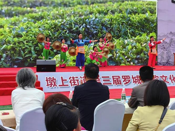 池州罗城村村民在晒谷场合唱罗城民歌的场景