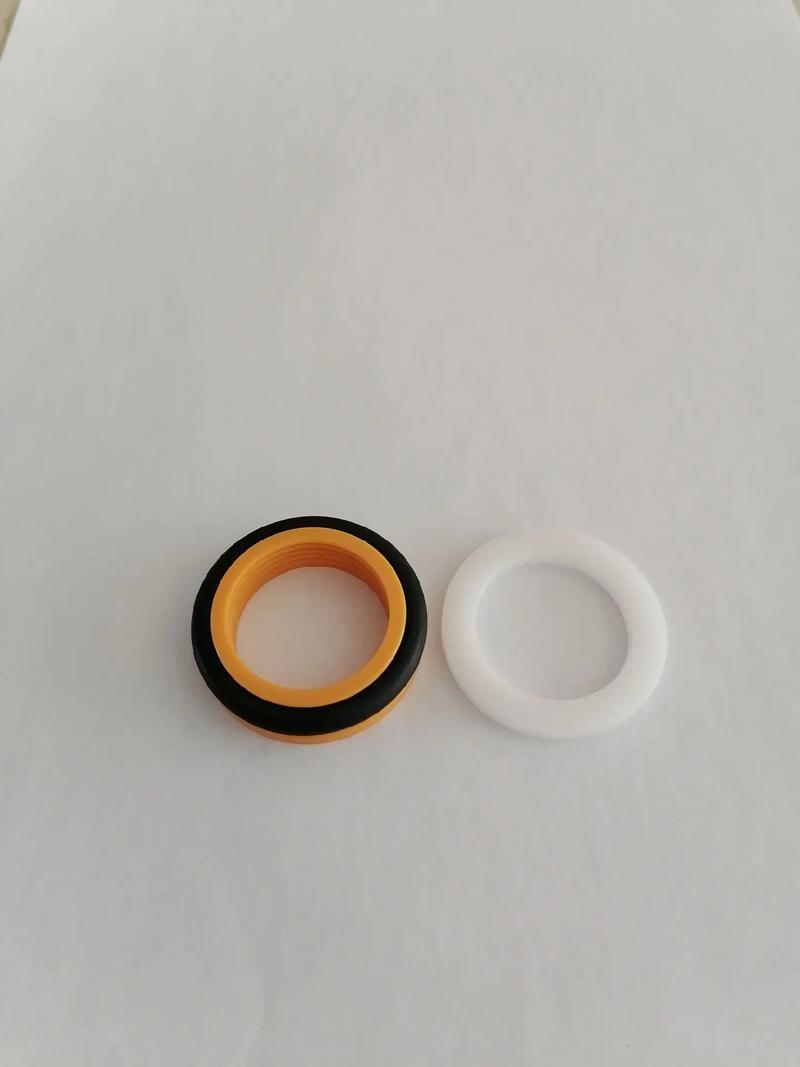 拆解后的均质机均质腔配件展示