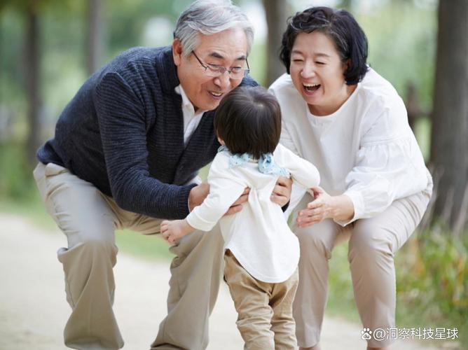 工业家属区老人带年轻夫妻孩子隔代育儿日常场景