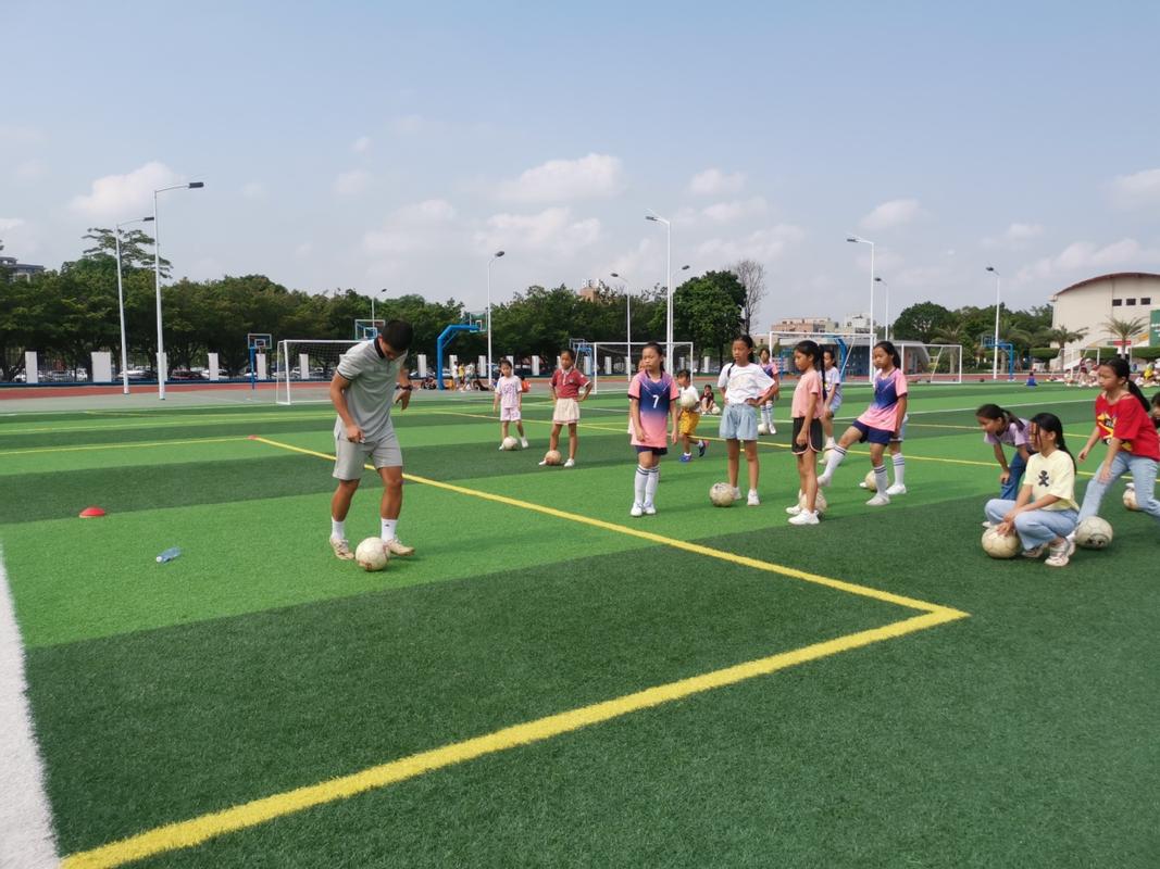 小学大课间全员校园足球活动场景