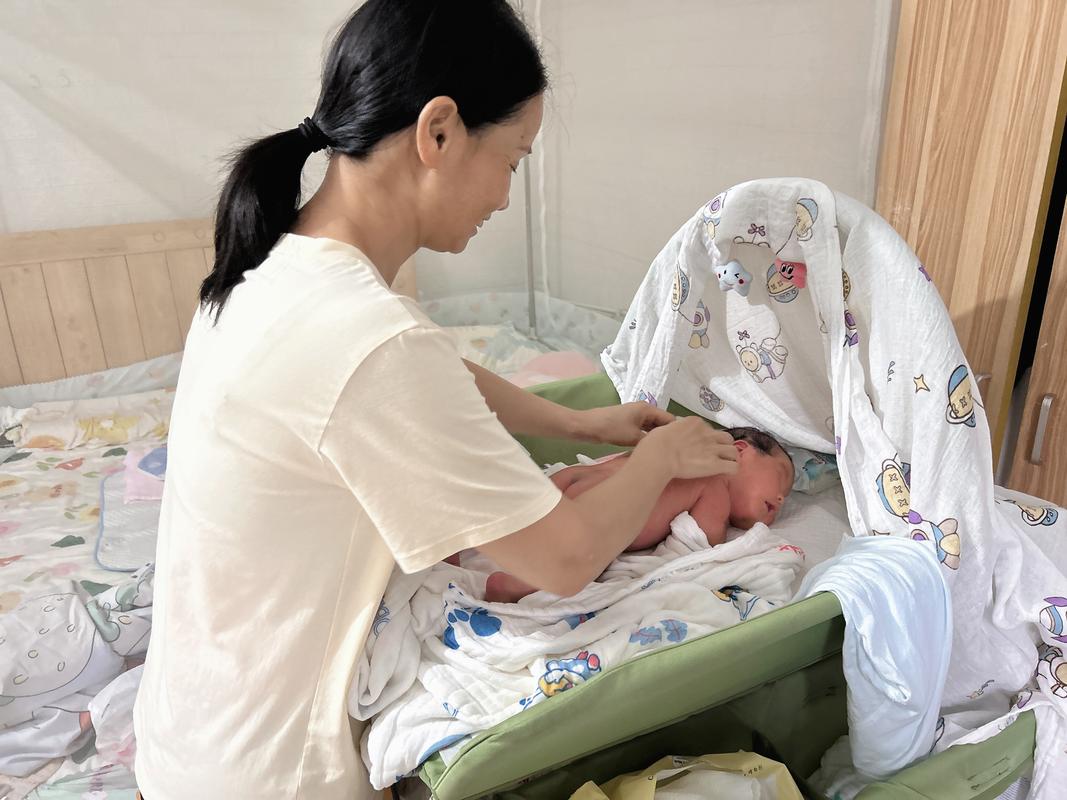 一位家政服务人员正在与宝妈温柔交流新生儿护理画面