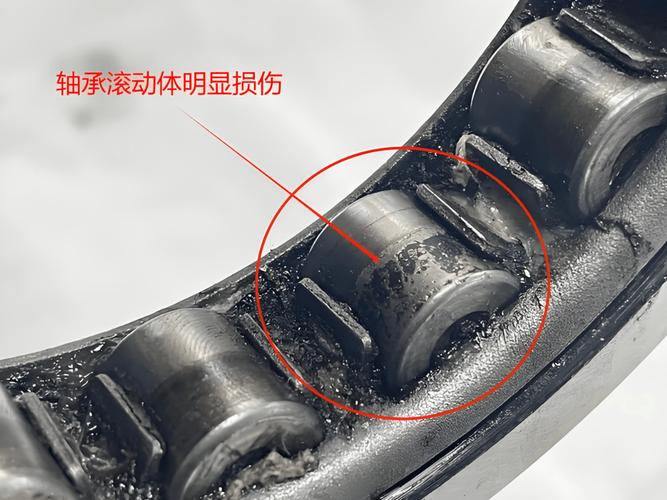 错误润滑后磨损轴承滚道特写