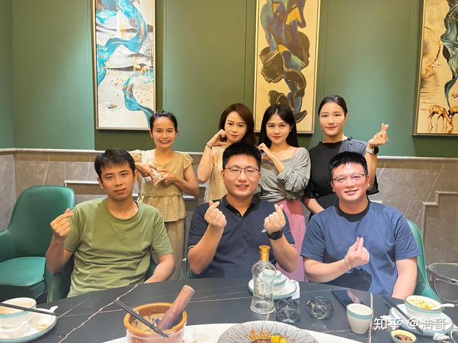 聚会中尴尬冷场的年轻人