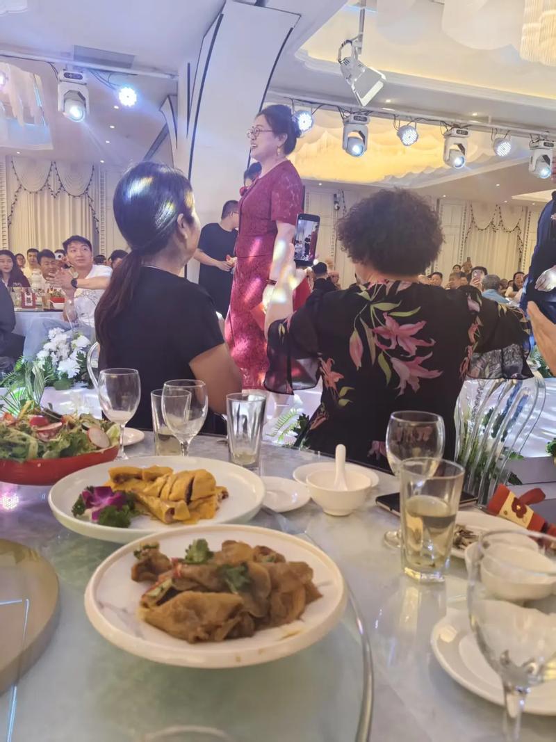 新娘拿着菜单与婚宴经理在试菜现场讨论细节