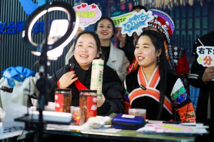 年轻人围观直播带货培训广告的街景图
