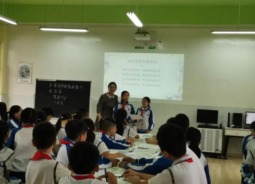 中小学教室群文阅读课堂学生低头做题场景