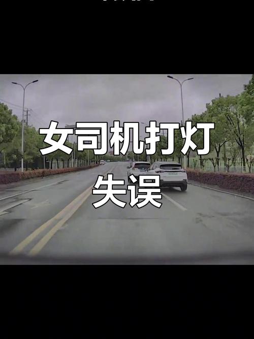 行车记录仪拍摄高速公路变道不打灯引起的事故