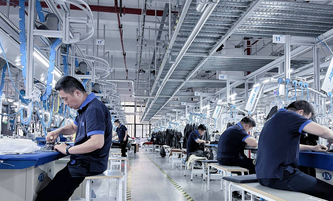 原外贸服装工厂转型做国内小批量定制的生产车间