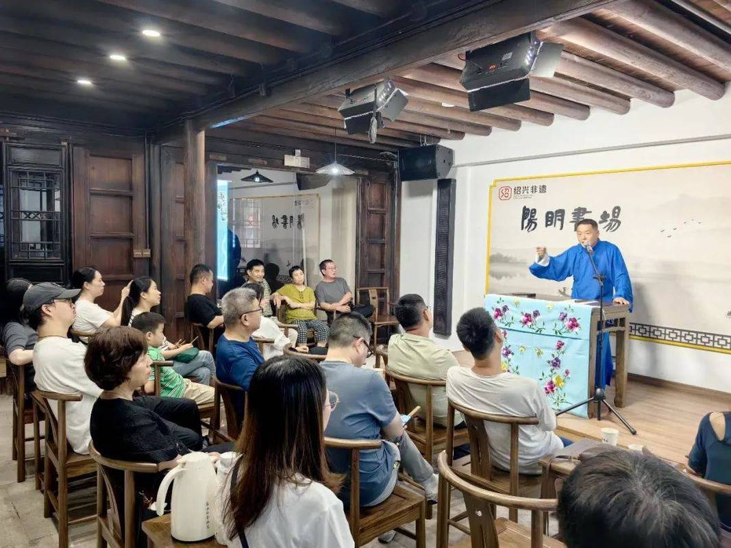 南京老门东书场观众听弹词演出实景
