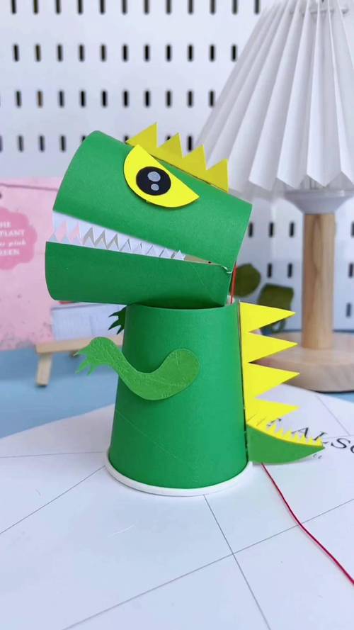 幼儿园手工纸杯恐龙风车创意作品展示