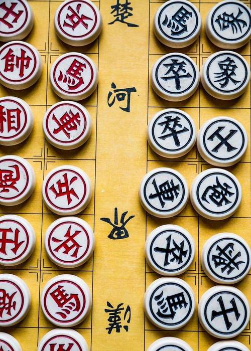AlphaGo对弈中落子的棋盘特写，带落子轨迹标记