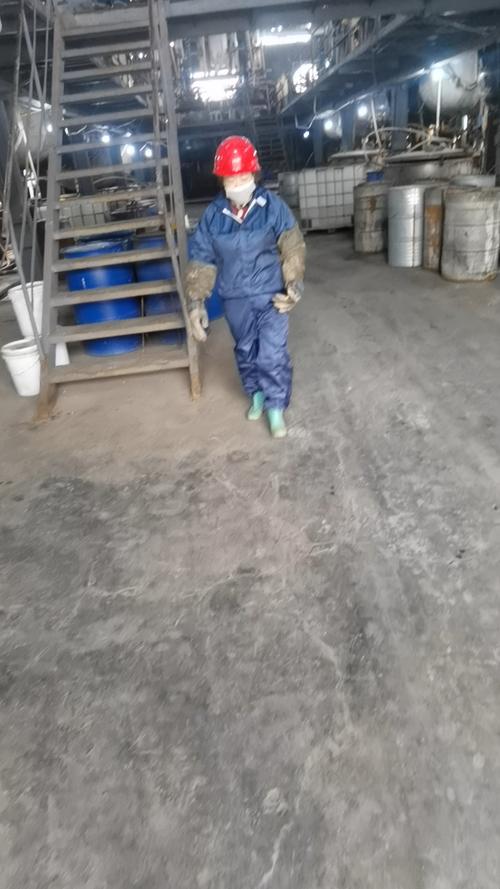 化工车间工人穿戴耐酸碱安全鞋操作