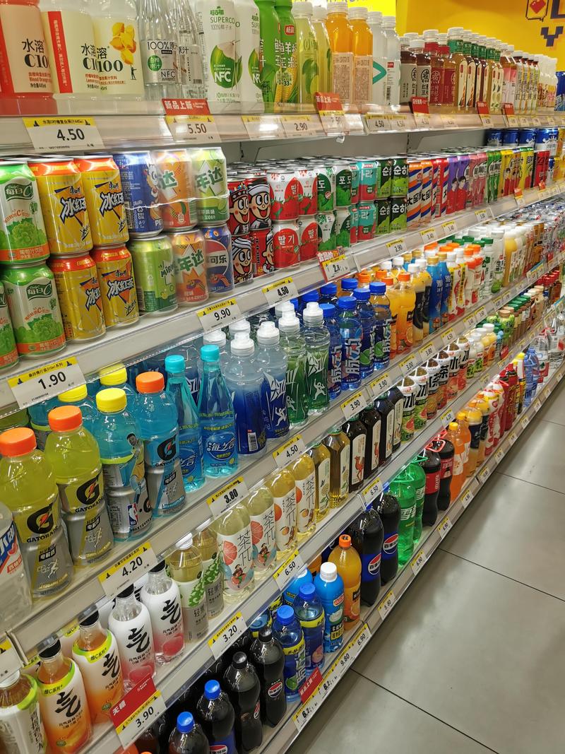便利店货架上各种品牌气泡水