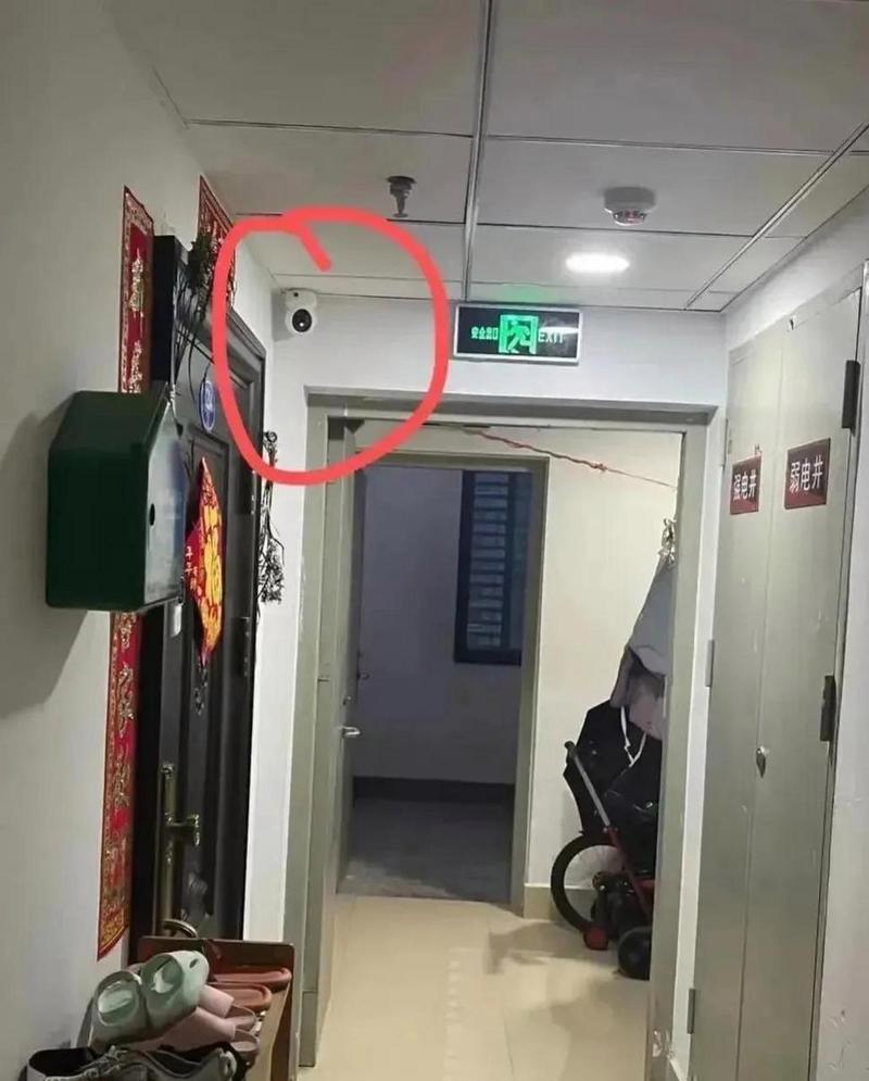 居民家门口正对邻居门的监控摄像头实拍